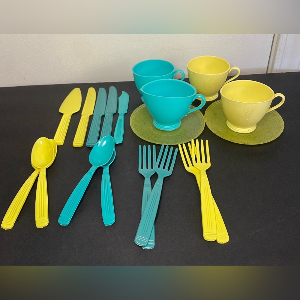 19-Piece Gothamware Set Plasticware Utensil Teacups Saucers Vintage Yellow Blue